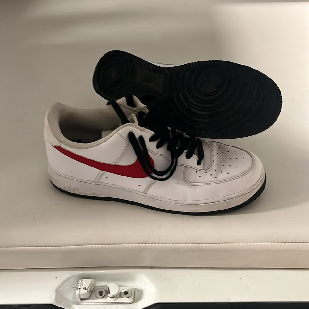 Nike White and Red Sneakers Classic Design - Picture 2 of 3